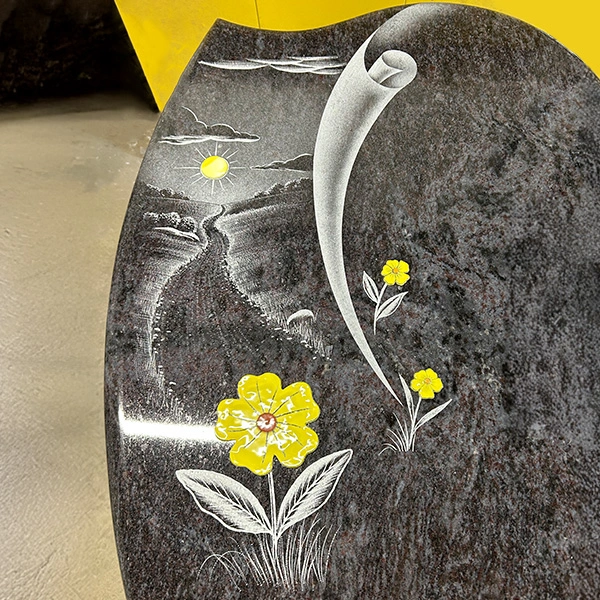 Décor en verre fusionné fait main sur monument funéraire, travail artisanal et personnalisé