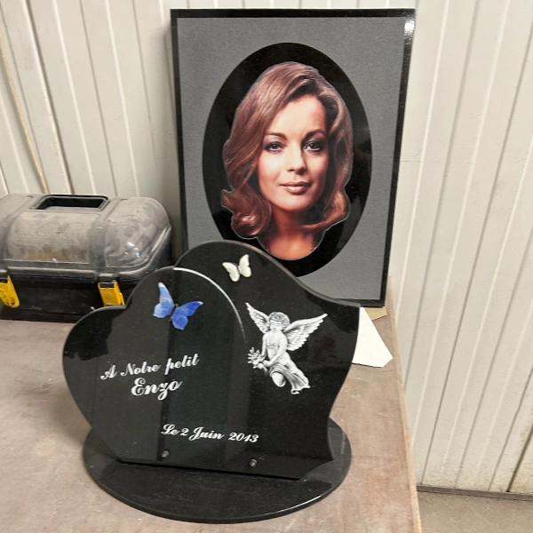 Décor en verre fusionné fait main sur monument funéraire, travail artisanal et personnalisé