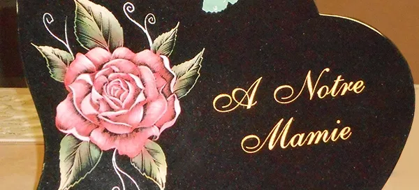 Décor en verre fusionné fait main sur monument funéraire, travail artisanal et personnalisé