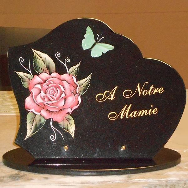 Décor en verre fusionné fait main sur monument funéraire, travail artisanal et personnalisé