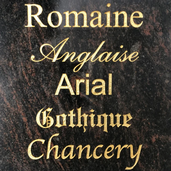 Gravure artisanale de lettres à la main sur pierre tombale, finition personnalisée et soignée