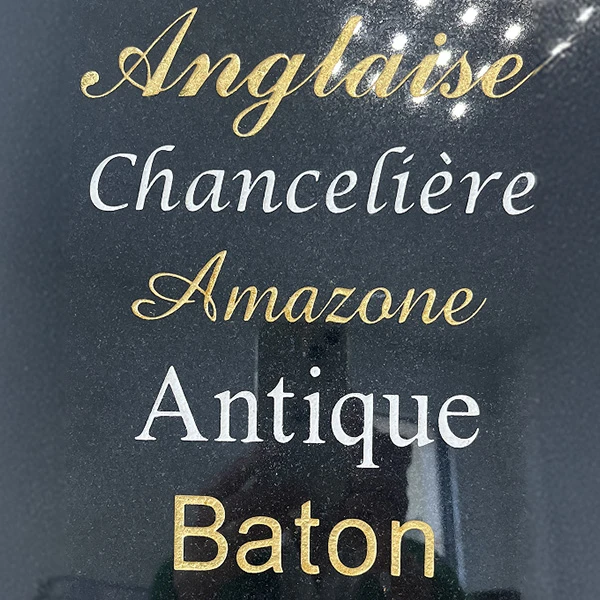 Gravure artisanale de lettres à la main sur pierre tombale, finition personnalisée et soignée