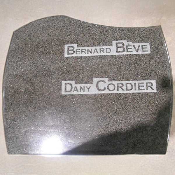 Gravure artisanale de lettres à la main sur pierre tombale, finition personnalisée et soignée