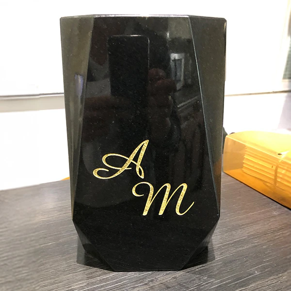 Gravure artisanale de lettres à la main sur pierre tombale, finition personnalisée et soignée