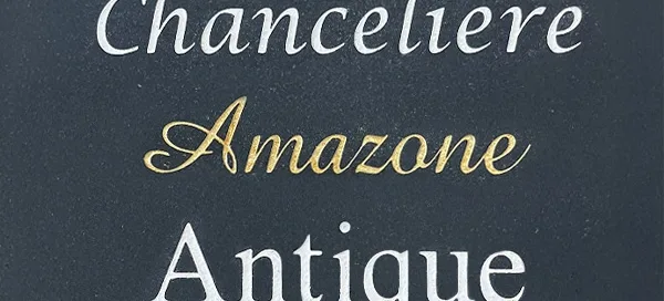 Gravure artisanale de lettres à la main sur pierre tombale, finition personnalisée et soignée