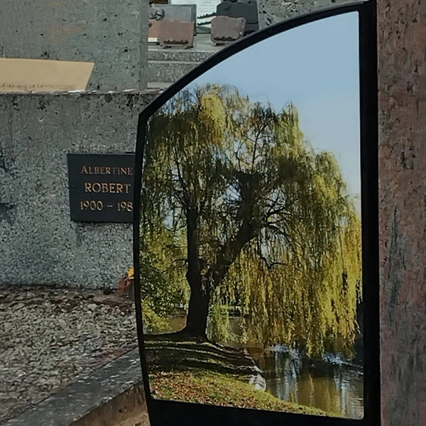 Photo incrustée à fleur de granit sur monument funéraire, travail fait main et sur mesure