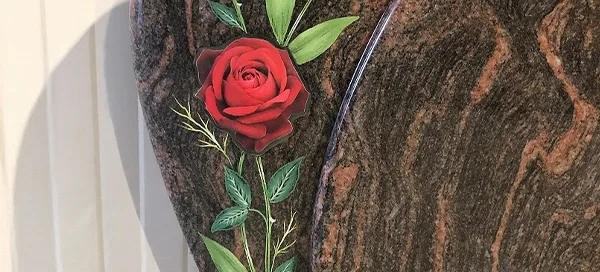 Photo incrustée à fleur de granit sur monument funéraire, travail fait main et sur mesure