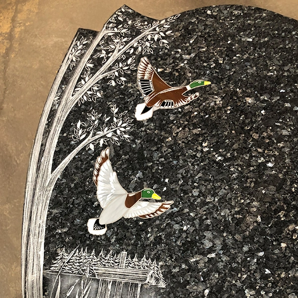 Incrustation de pâte de verre colorée sur pierre tombale, décoration artisanale et unique