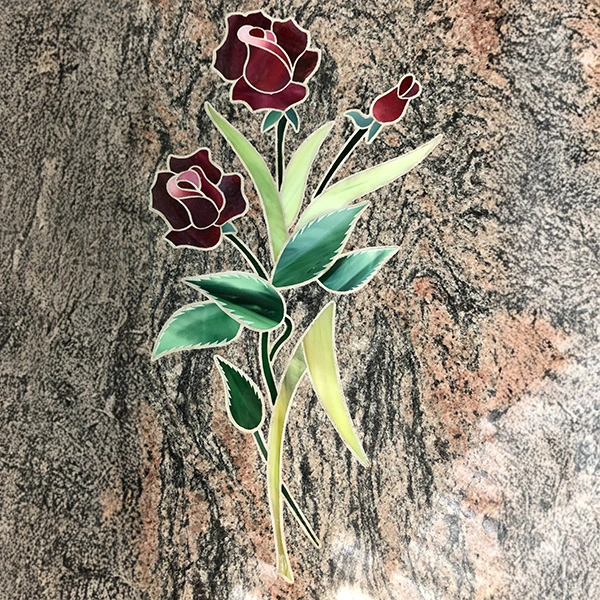 Incrustation de pâte de verre colorée sur pierre tombale, décoration artisanale et unique