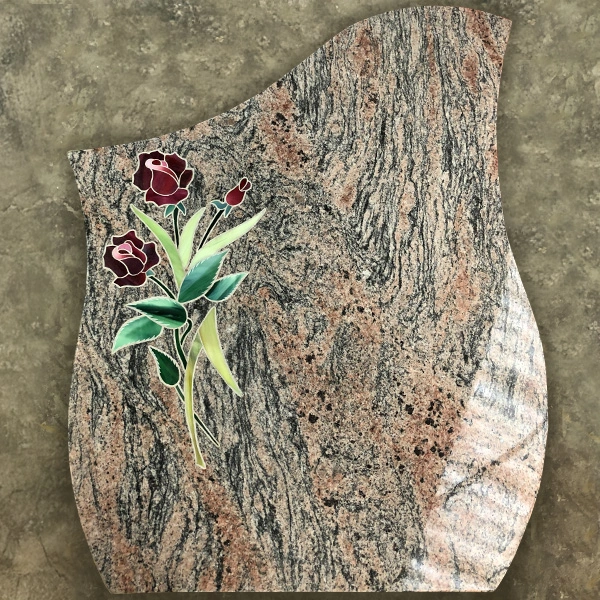 Incrustation de pâte de verre colorée sur pierre tombale, décoration artisanale et unique