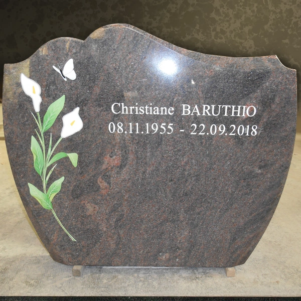 Incrustation de pâte de verre colorée sur pierre tombale, décoration artisanale et unique