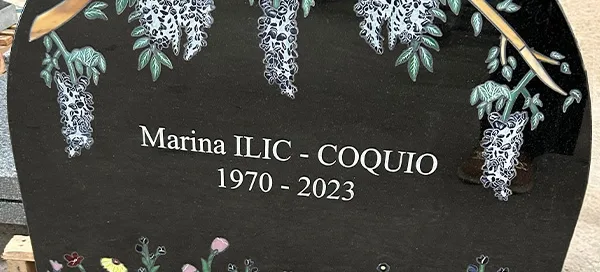 Incrustation de pâte de verre colorée sur pierre tombale, décoration artisanale et unique