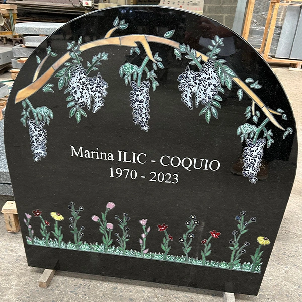 Incrustation de pâte de verre colorée sur pierre tombale, décoration artisanale et unique