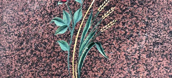 Sculpture en relief creusée dans le granit brut, création artisanale pour monument funéraire