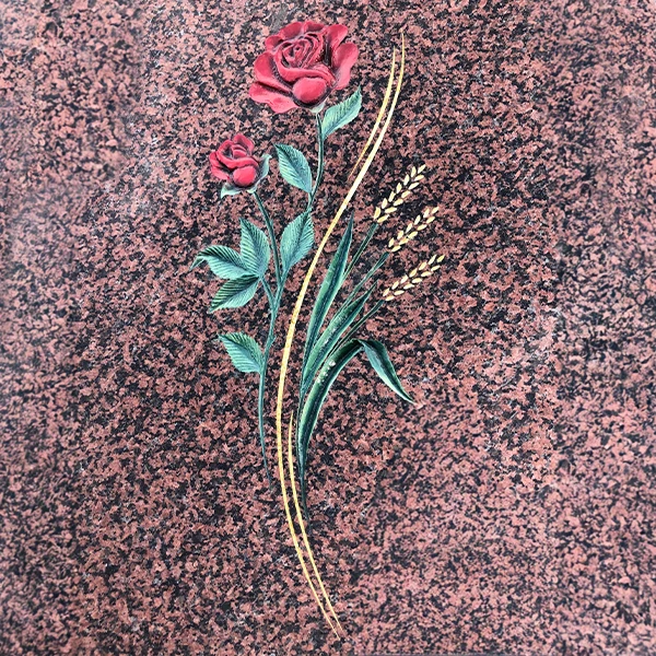 Sculpture en relief creusée dans le granit brut, création artisanale pour monument funéraire