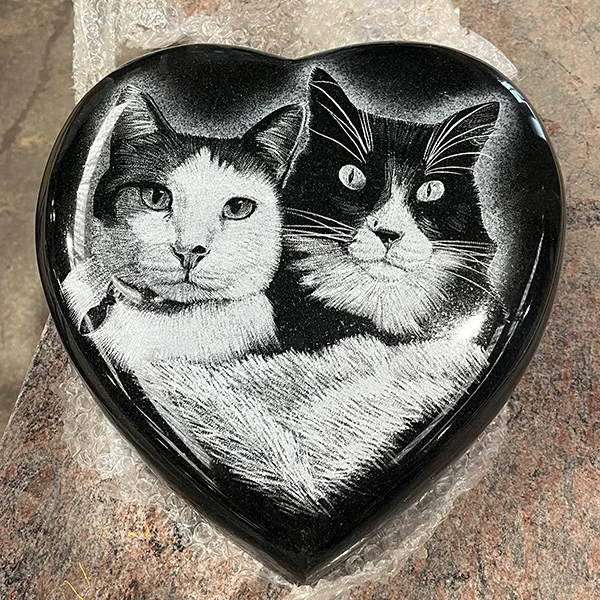 Lithogravure blanche ou en couleur sur monument funéraire, portrait fait main avec finesse