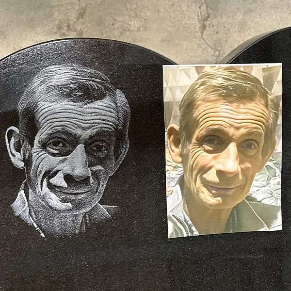 Lithogravure blanche ou en couleur sur monument funéraire, portrait fait main avec finesse