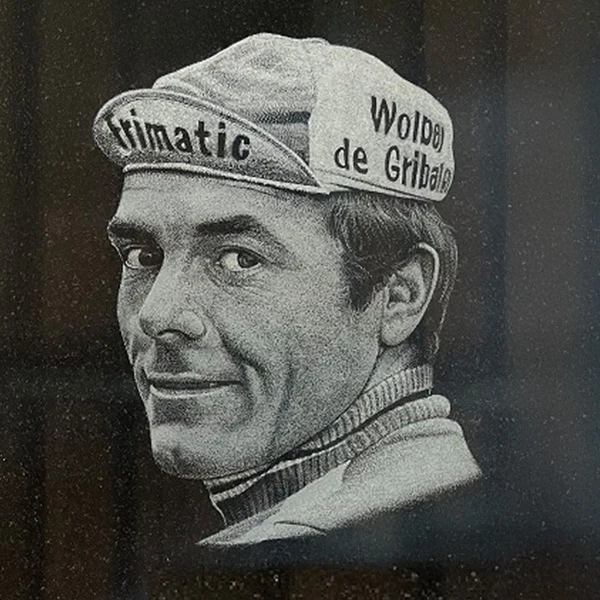 Lithogravure blanche ou en couleur sur monument funéraire, portrait fait main avec finesse