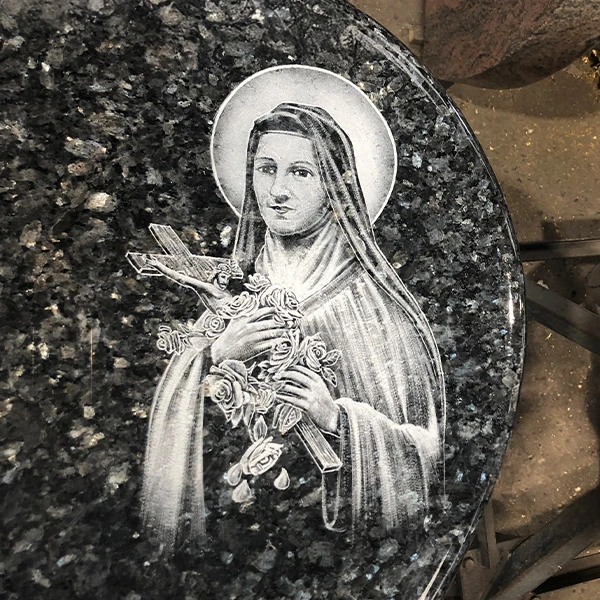 Lithogravure blanche ou en couleur sur monument funéraire, portrait fait main avec finesse