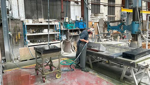 Nos artisans sont experts en gravure manuelle ou sablée, dorure, lettrage et motifs symboliques